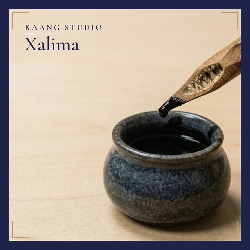 Pochette de « Xalima » : un calame trempé dans un encrier en céramique bleue, dans le cadre indigo de Kaang Studio.